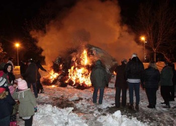 Σεβαστή Πιερίας: Πόντιοι άναψαν φωτιά στα χιόνια καλωσορίζοντας το νέο έτος (φωτο)