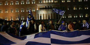 Σύνταγμα: Σε εξέλιξη το συλλαλητήριο κατά της Συμφωνίας των Πρεσπών (βίντεο)