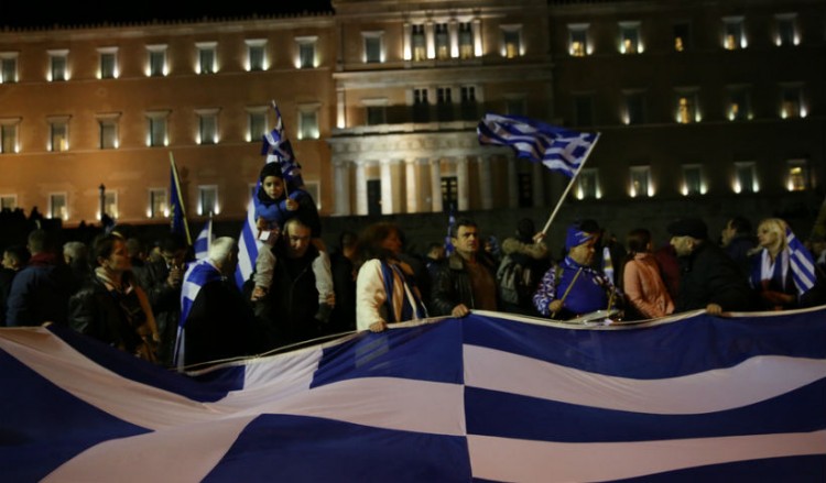 Σύνταγμα: Σε εξέλιξη το συλλαλητήριο κατά της Συμφωνίας των Πρεσπών (βίντεο)