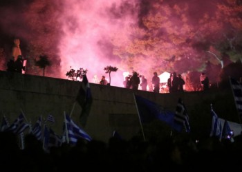 Ένταση και προσαγωγές στο Σύνταγμα στη συγκέντρωση για τη Συμφωνία των Πρεσπών