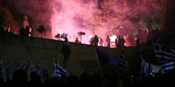 Ένταση και προσαγωγές στο Σύνταγμα στη συγκέντρωση για τη Συμφωνία των Πρεσπών