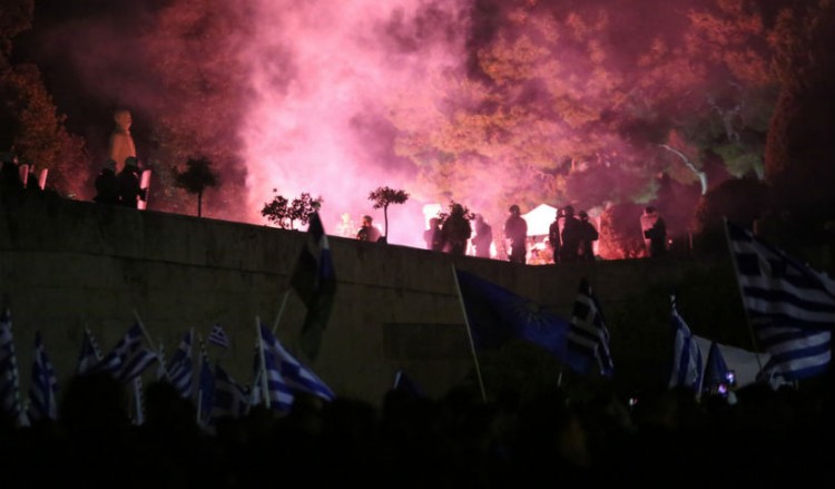Ένταση και προσαγωγές στο Σύνταγμα στη συγκέντρωση για τη Συμφωνία των Πρεσπών