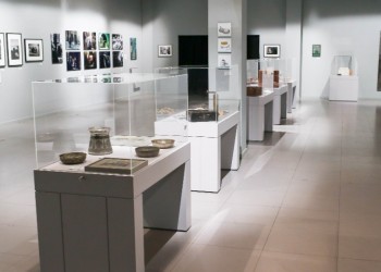«Τα Ωραία του Πέραν» είναι έργα ζωγραφικής, φωτογραφίες και κειμήλια 15 εικαστικών