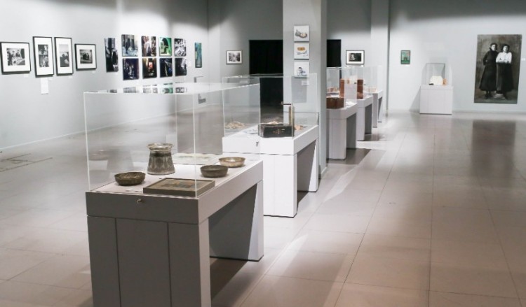 «Τα Ωραία του Πέραν» είναι έργα ζωγραφικής, φωτογραφίες και κειμήλια 15 εικαστικών