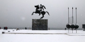 Νέο κύμα χιονιά παγώνει τη Θεσσαλονίκη – Έκλεισαν τα σχολεία που λειτούργησαν σήμερα