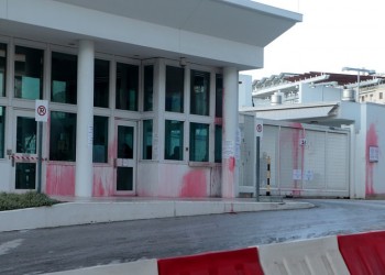 Ο Ρουβίκωνας πέταξε μπογιές στην πρεσβεία των ΗΠΑ στην Αθήνα