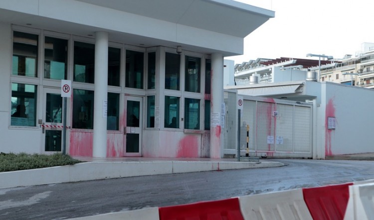 Ο Ρουβίκωνας πέταξε μπογιές στην πρεσβεία των ΗΠΑ στην Αθήνα