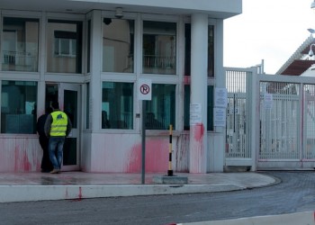 Δύο άτομα συνελήφθησαν για την επίθεση του Ρουβίκωνα στην πρεσβεία των ΗΠΑ