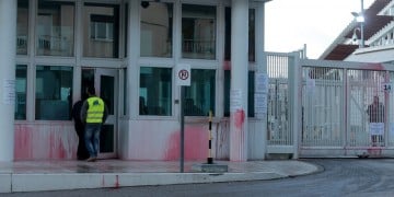 Δύο άτομα συνελήφθησαν για την επίθεση του Ρουβίκωνα στην πρεσβεία των ΗΠΑ