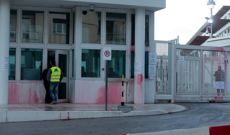 Δύο άτομα συνελήφθησαν για την επίθεση του Ρουβίκωνα στην πρεσβεία των ΗΠΑ