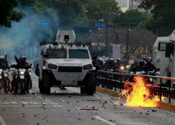 Βενεζουέλα: Άγριες συγκρούσεις με νεκρούς και εκατοντάδες τραυματίες