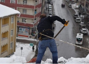 Επικίνδυνο μεροκάματο: Καθαρίζοντας τις στέγες από το χιόνι (βίντεο)