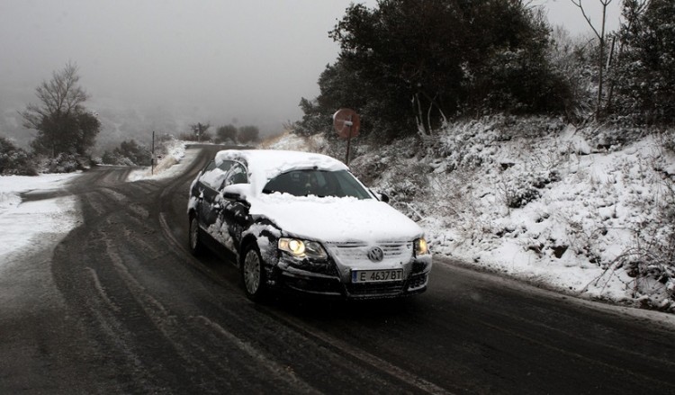 Σε πολικό κλοιό η Ελλάδα: Κλειστοί δρόμοι, πού χρειάζονται αλυσίδες