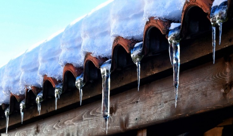 Βροχές και καταιγίδες την Πέμπτη, επιμένουν οι χιονοπτώσεις