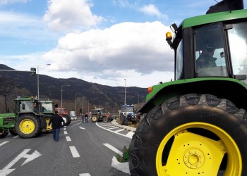 Οι αγρότες στήνουν μπλόκα μετά τις γιορτές