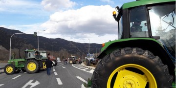Οι αγρότες στήνουν μπλόκα μετά τις γιορτές