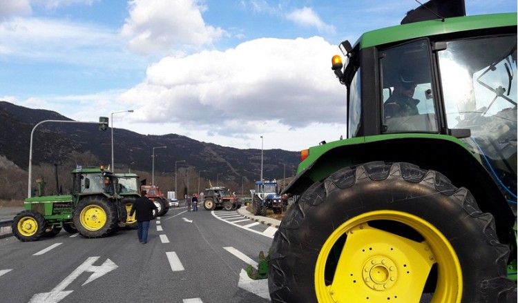 Οι αγρότες στήνουν μπλόκα μετά τις γιορτές
