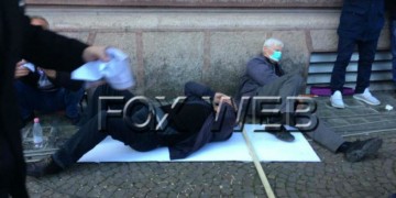 Αλβανία: Επεισόδια στα Τίρανα με χιλιάδες διαδηλωτές κατά του Ράμα (βίντεο)