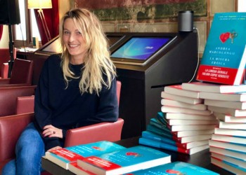 Αντρέα Μαρκολόνγκο: Η Ιταλίδα που έκανε ξανά μόδα τα αρχαία ελληνικά