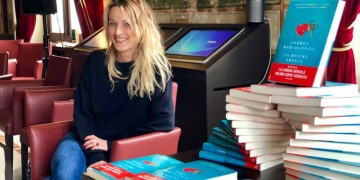 Αντρέα Μαρκολόνγκο: Η Ιταλίδα που έκανε ξανά μόδα τα αρχαία ελληνικά