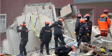 Στους 17 οι νεκροί από την κατάρρευση πολυκατοικίας στην Κωνσταντινούπολη
