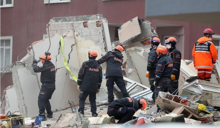 Στους 17 οι νεκροί από την κατάρρευση πολυκατοικίας στην Κωνσταντινούπολη