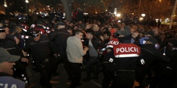 Αλβανία: Νέα διαδήλωση της αντιπολίτευσης – Επεισόδια έξω από το κοινοβούλιο