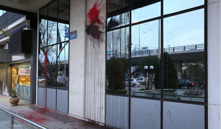 Επίθεση Ρουβίκωνα σε πολυκατάστημα στην Πειραιώς (βίντεο)