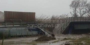 Κρήτη: Έπεσε και  η γέφυρα στον Πλατανιά (βίντεο)