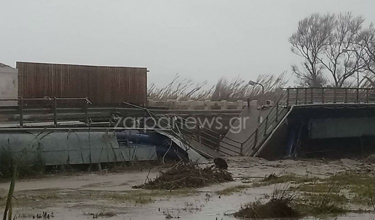 Κρήτη: Έπεσε και  η γέφυρα στον Πλατανιά (βίντεο)