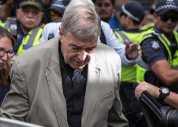 Ένοχος για παιδεραστία ο καρδινάλιος Τζορτζ Πελ, τρίτος τη τάξει στο Βατικανό!