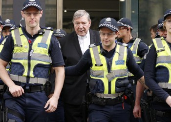 Βατικανό: Προφυλάκιση για τον καρδινάλιο Τζορτζ Πελ που καταδικάστηκε για παιδεραστία