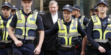 Βατικανό: Προφυλάκιση για τον καρδινάλιο Τζορτζ Πελ που καταδικάστηκε για παιδεραστία