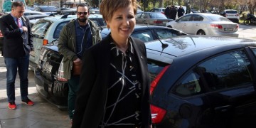 Αποδοκίμασαν την Όλγα Γεροβασίλη – Επεισόδια με ΜΑΤ στην Πτολεμαΐδα (βίντεο)