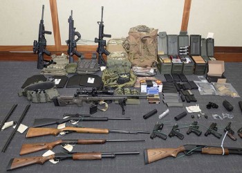 ΗΠΑ: Συνελήφθη υποπλοίαρχος του Λιμενικού θαυμαστής του Μπρέιβικ, και κατασχέθηκε το οπλοστάσιό του