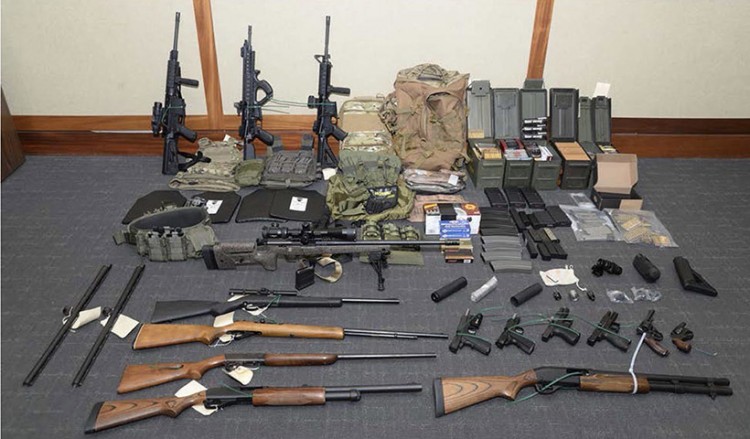 ΗΠΑ: Συνελήφθη υποπλοίαρχος του Λιμενικού θαυμαστής του Μπρέιβικ, και κατασχέθηκε το οπλοστάσιό του