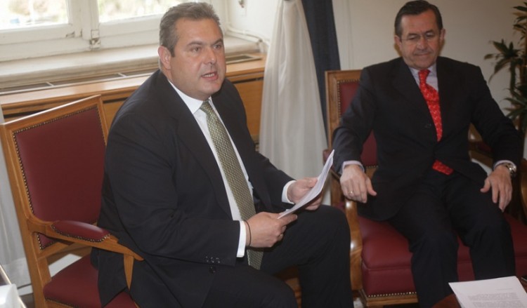 Οι ΑΝΕΛ δημοσιοποίησαν τα sms Καμμένου-Νικολόπουλου