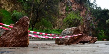 Κακοκαιρία «Χιόνη»: Κλειστοί δρόμοι λόγω χιονιού, κατολισθήσεων και υπερχειλίσεων
