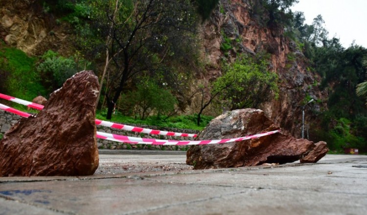 Κακοκαιρία «Χιόνη»: Κλειστοί δρόμοι λόγω χιονιού, κατολισθήσεων και υπερχειλίσεων