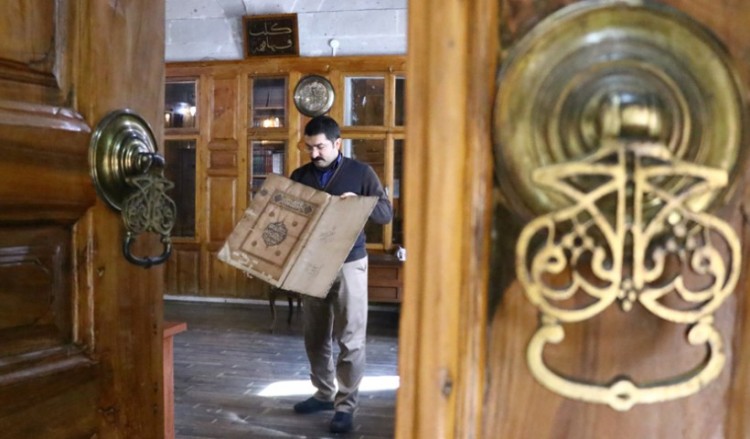 Στην Καισάρεια υπάρχει μια βιβλιοθήκη φύλακας αυθεντικών χειρογράφων