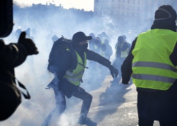 Όχημα έπεσε πάνω σε «κίτρινα γιλέκα» στη βόρεια Γαλλία