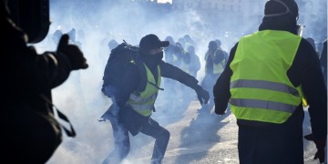 Όχημα έπεσε πάνω σε «κίτρινα γιλέκα» στη βόρεια Γαλλία