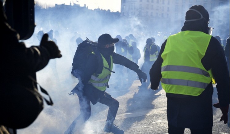 Όχημα έπεσε πάνω σε «κίτρινα γιλέκα» στη βόρεια Γαλλία