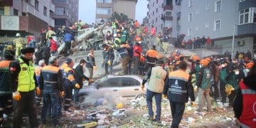 Κωνσταντινούπολη: Κατάρρευση πολυκατοικίας 8 ορόφων (βίντεο)