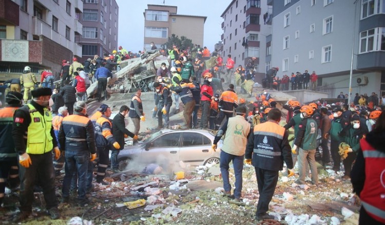 Κωνσταντινούπολη: Κατάρρευση πολυκατοικίας 8 ορόφων (βίντεο)