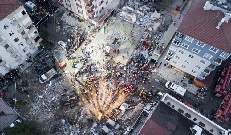 Κωνσταντινούπολη: Στους 21 οι νεκροί από την κατάρρευση πολυκατοικίας