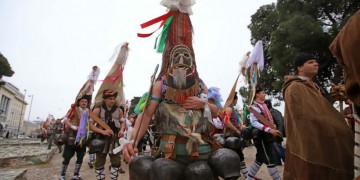 Απόκριες 2019: Κωδωνοφόροι πλημμύρισαν το κέντρο της Θεσσαλονίκης (βίντεο)