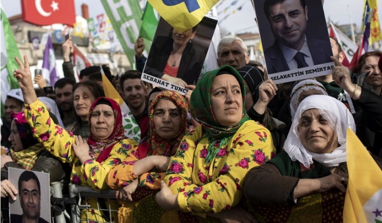 Κωνσταντινούπολη: Διαδήλωση συμπαράστασης στη βουλευτή του HDP Λεϊλά Γκιουβέν και στους άλλους απεργούς πείνας