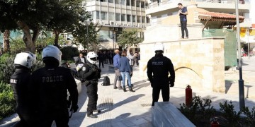 Αίσιο τέλος για τον 40χρονο που απειλούσε να αυτοπυρποληθεί στη Κρήτη