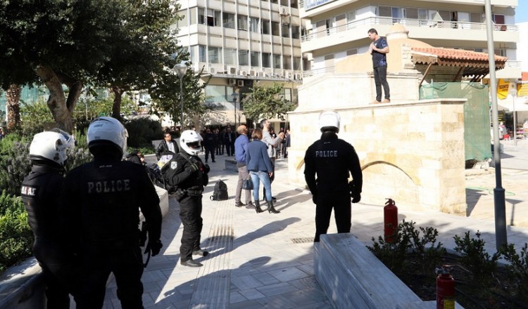 Αίσιο τέλος για τον 40χρονο που απειλούσε να αυτοπυρποληθεί στη Κρήτη
